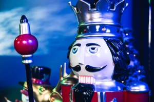 ChristmasP rops Clownfish WebR es 2 jpg 300x200